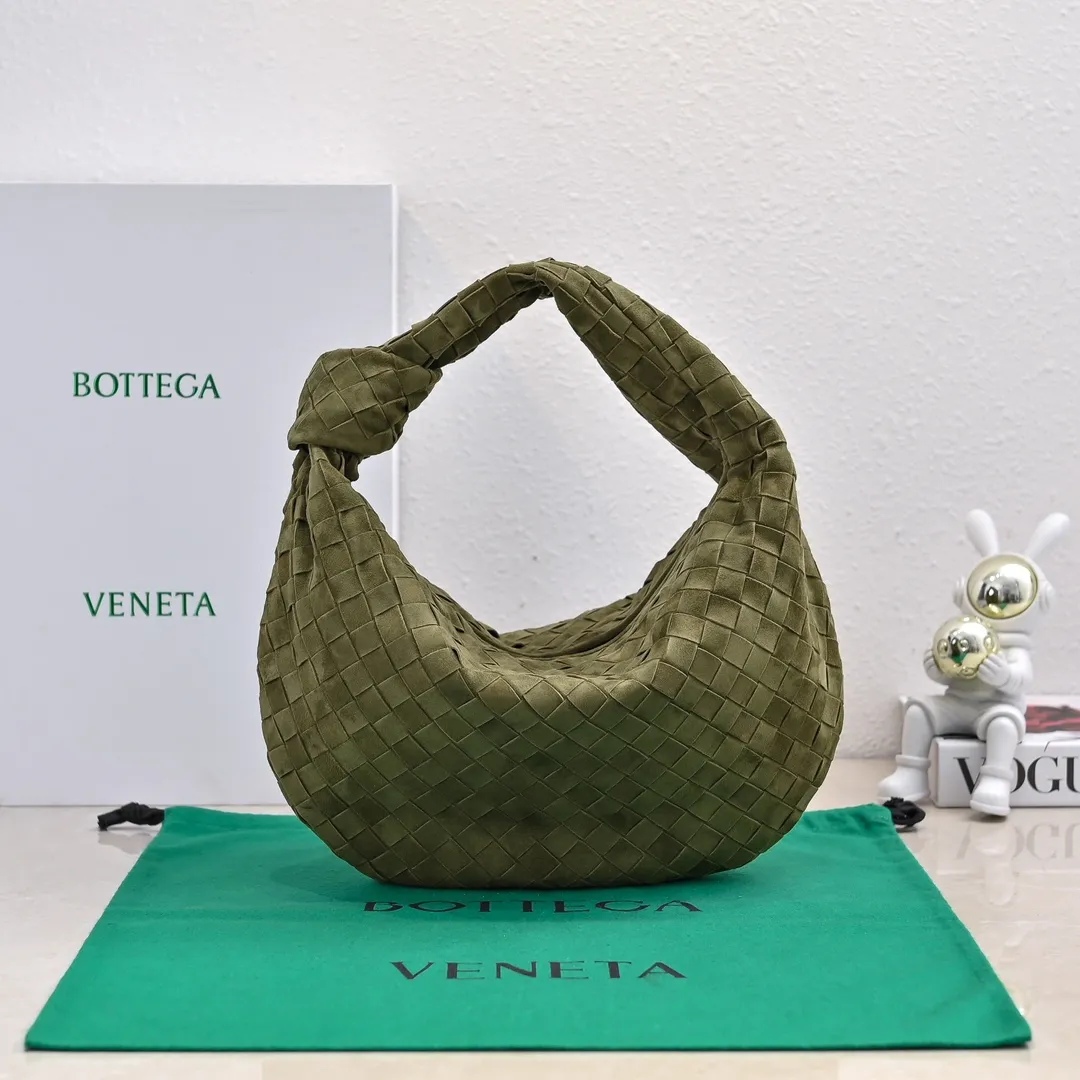 Batch 1460 JODIE Sheep Suede Medium size comes out of Huo~ It is much more practical than small size. The shape is still fashionable and good-looking. Made of classic Yangjin weaving. The iconic weaving has always been the most proud design of BV. The soft shape is super suitable for concave shape~ Not only the size has been changed, the quality details are also more refined. The version is more round and Q. The medium size has more styles. It is not only practical and can hold everything, but also can carry Jodie's fashionable concave shape. It’s really both practical and fashionable. It’s awesome! Size: 36x21x13, model: 6697# frosted leather